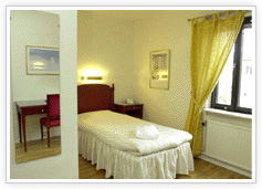 Hotel Attache Bedroom